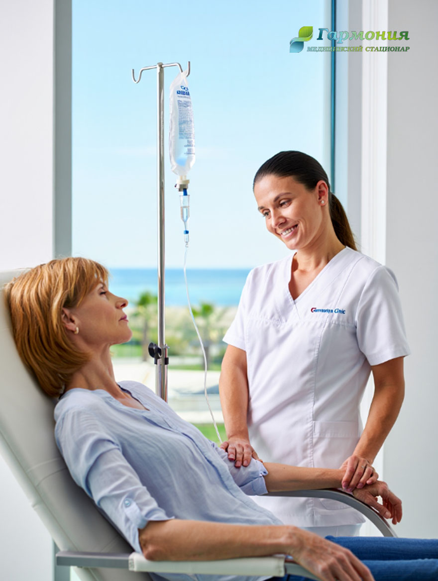 Врач и пациент с капельницей на фоне берега Лиды
